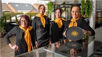 Familienfrauenpower: Anja Brantzen (rechts) eröffnet „Annie’s Café“ im Vieländer Weg mit (von links) Mutter Josefine Brantzen und den Töchtern Lina Laura Burdorf und Emily Burdorf.