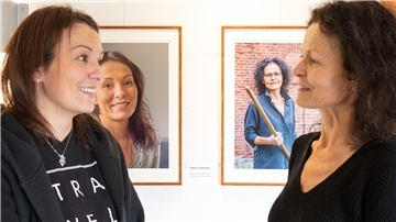 Familienporträt: Rebecca Seebeck (Foto: Anke Michels) und ihre Mutter Dorte Petershagen (Foto: Janneke Dircksen) sind zwei Protagonistinnen, die sich für die Fotoserie "Charakterköpfe aus Wremen" zur Verfügung gestellt haben.