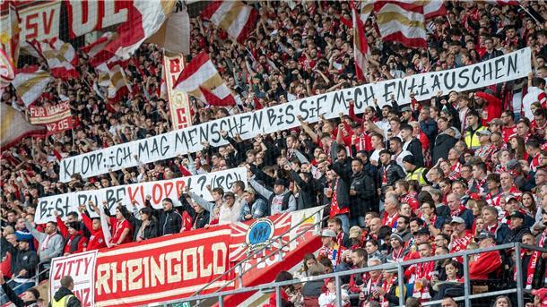 Fan-Protest in Mainz: Banner gegen Jürgen Klopp.