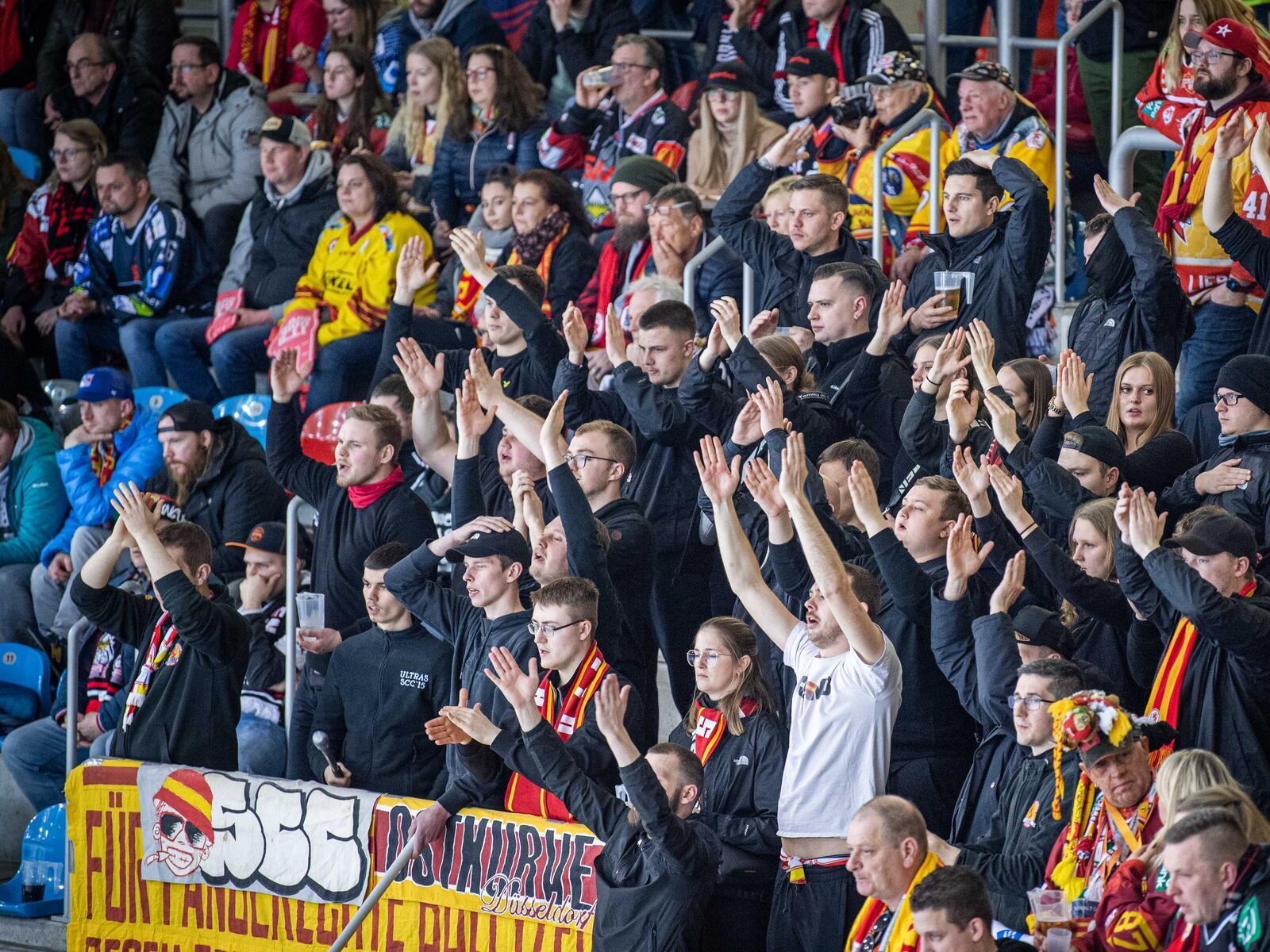Fanblock der Düsseldorfer feuert ihre Mannschaft an.
