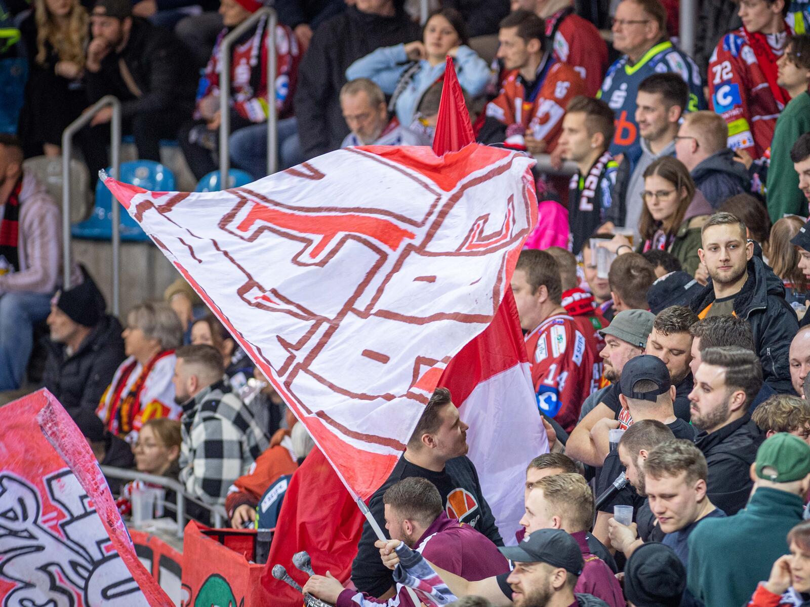 Fanblock der Pinguins schwingt die Vereinsfahnen des REV. 
