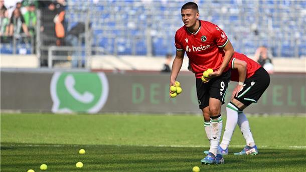 Fanproteste und spätes 1:1: Hannover rettet Punkt im Derby Fanprotest beim Derby: Hannovers Nicolò Tresoldi hebt Tennisbälle vom Spielfeld auf.