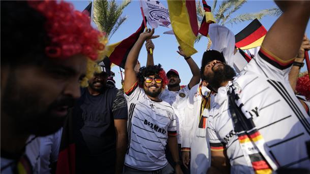 Fans der deutschen Mannschaft jubeln in Doha - oder ist das alles inszeniert?