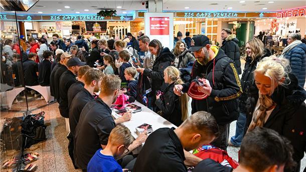 Fans der Fischtown Pinguins holen sich im Columbus Center Autogramme von den Spielern.