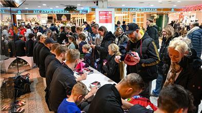 Fans der Fischtown Pinguins holen sich im Columbus Center Autogramme von den Spielern.