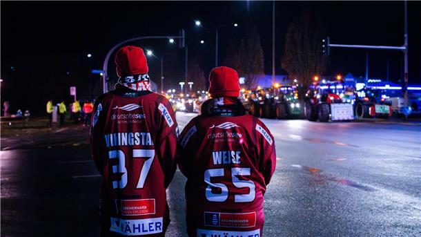 Bauernproteste: Mehr als 2000 demonstrieren in Aurich - Scholz: „Galgen sind keine Arguemente“ Fans der Fischtown Pinguins schauen sich den Protest der Landwirte an.
