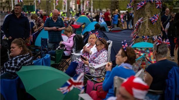 Tradition, Party und Protest: Charles und Camilla gekrönt Fans der Königsfamilie versammeln sich entlang der Krönungsroute an der Prachtstraße „The Mall“.