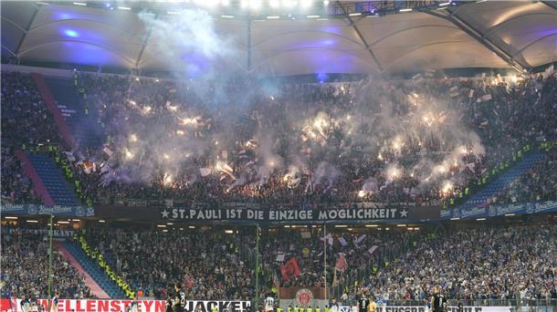 Fans des FC St. Pauli  brennen auf der Tribüne Pyrotechnik ab.