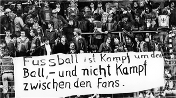 Fans des SV Werder Bremen zeigen bei einem Spiel kurz nach dem Tod von Adrian Maleika im Oktober 1982 in Bremen ihre Anteilnahme am Tod des Werder-Fans.