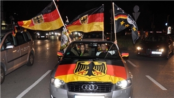 Autokorso zur Fußball-EM mit Feiernden und Deutschland-Flaggen 