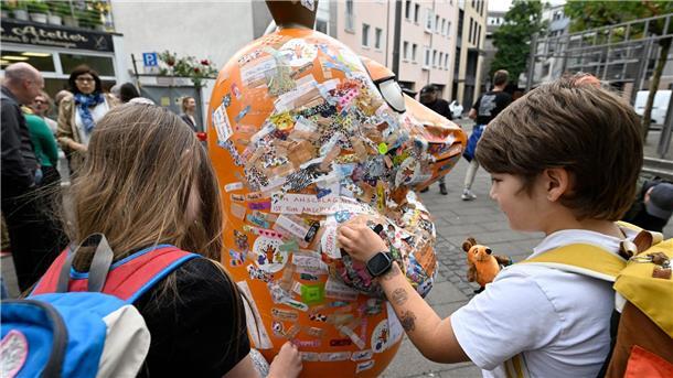 Willkommen zurück, Maus! Fans hatten die Maus an der beschädigten Stelle mit vielen Pflastern beklebt. So konnte es nicht hineinregnen.