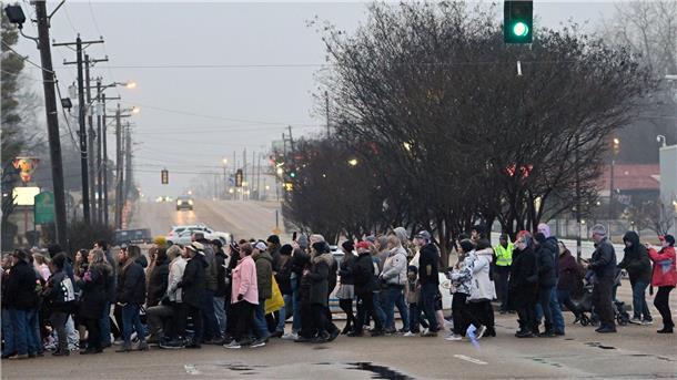 Fans überqueren auf dem Weg zum Graceland-Anwesen den Elvis Presley Boulevard in Memphis.