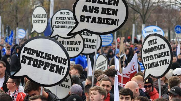 Fans vieler Vereine kamen zu dem Protestmarsch.