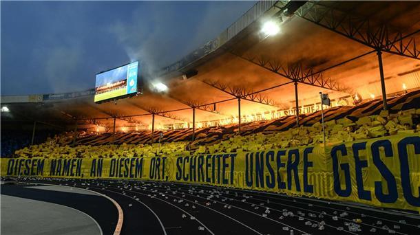 Wegen Pyro: DFB verurteilt Braunschweig zu Geldstrafe Fans von Eintracht Braunschweig beim Pokal-Spiel gegen Eintracht Frankfurt.