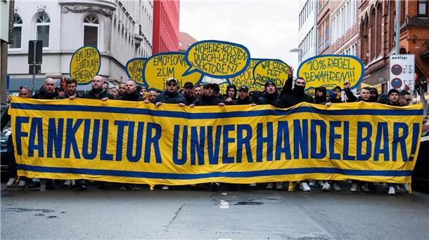 Braunschweiger Fußball-Fans demonstrieren in Hannover Fans von Eintracht Braunschweig haben gegen die Einschränkungen für Gästefans im Derby gegen Hannover 96 protestiert.