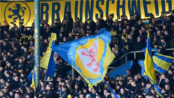 Gewalt nach Bundesligapartie: 13 verletzte Polizisten Fans von Eintracht Braunschweig schwenken ihre Flaggen.