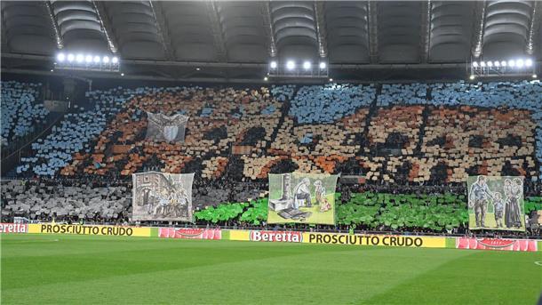 Fans von Lazio zeigen während des Spiels eine Choreographie.