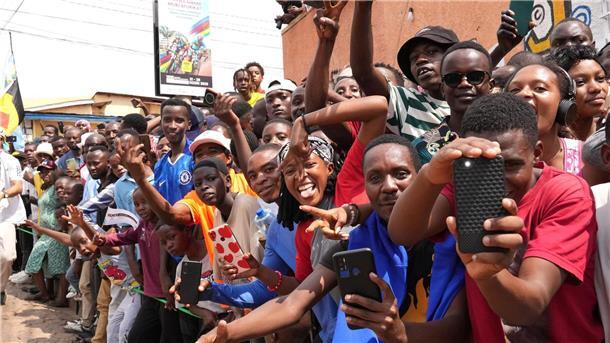 Revanche in Ruanda: Pogacar nach Soloritt wieder Weltmeister Fans während der WM in Ruanda.