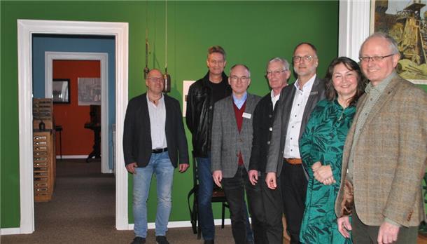 Farben-froh: Über die neu gestalteten Räumlichkeiten im Museum freuen sich (von links) Bert Freese, Tim Lorenz (Stadt Nordenham), Dr. Jörgen Welp (Oldenburgische Landschaft), Hans-Rudolf Mengers (Rüstringer Heimatbund), Olaf Meenen (LzO-Stiftung) und Malgorzata und Timothy Saunders (Museum).