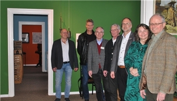 Farben-froh: Über die neu gestalteten Räumlichkeiten im Museum freuen sich (von links) Bert Freese, Tim Lorenz (Stadt Nordenham), Dr. Jörgen Welp (Oldenburgische Landschaft), Hans-Rudolf Mengers (Rüstringer Heimatbund), Olaf Meenen (LzO-Stiftung) und Malgorzata und Timothy Saunders (Museum).