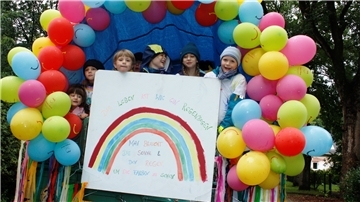 Farbenfrohe Luftballons prägten den Erntewagen der Kinder.