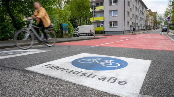Farbige Markierungen auf dem Asphalt, hier an der Kreuzung Keilstraße und Prager Straße, zeichnen die Radstraße aus. 
