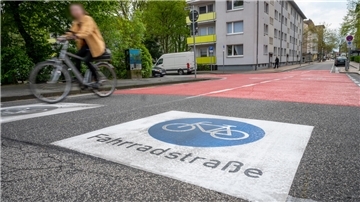 Farbige Markierungen auf dem Asphalt, hier an der Kreuzung Keilstraße und Prager Straße, zeichnen die Radstraße aus. 