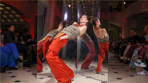 Bilder des Tages Fashion Week in Berlin: Ein Model zeigt Kreationen des Labels Anja Gockel bei der Offsite-Modenschau im Hotel Adlon Kempinski Berlin.