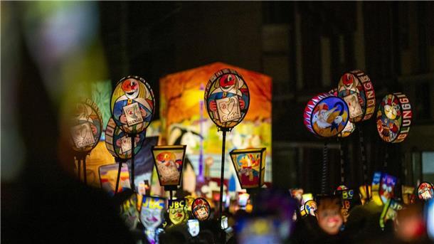 Bilder des Tages Fasnachtscliquen ziehen am Morgestraich mit Laternen durch die Straßen von Basel.