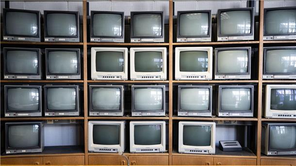 Symbolort der Linksterroristen: Stammheim wird abgerissen Fast 50 Jahre alt: In der polizeilichen Leitstelle im hinteren Gebäudeteil ragt eine Wand aus 38 Bildschirmen auf.