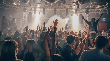 Vor dem Abriss wird in der Disco Pam Pam noch sechs Mal gefeiert. 