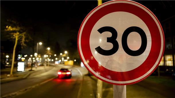 Amsterdam reduziert fast stadtweit auf Tempo 30 Fast 5.000 neue Geschwindigkeitsschilder wurden in Amsterdam installiert und 170 Ampeln angepasst. Die Gemeinde will einen sichereren und leiseren Verkehr in der Hauptstadt.