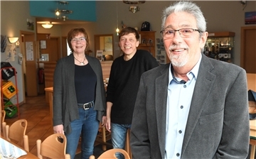 Fast 8.000 Impfungen im Seemannsclub (von links): Die Diakone Antje Zeller und Thomas Reinold mit Impf-Arzt Dr. Luis Pargament.