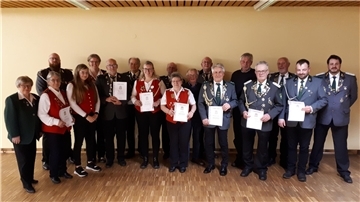 Fast alle Geehrten nebst Kreispräsidentin Beate Meyer, dem stellvertretenden Vorsitzenden Finn-Ole Grafelmann und dem Vorsitzenden Söhnke Tamke.