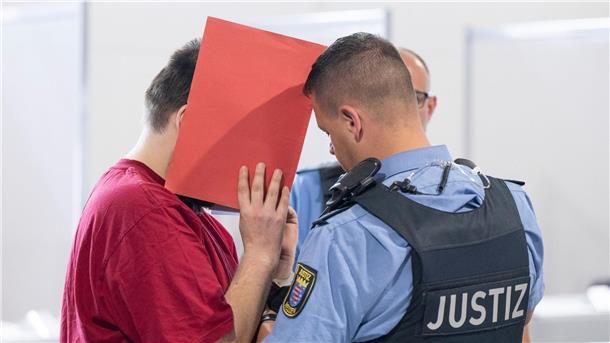 Fast ein Jahr ist es her, dass die Schülerin Ayleen aus Baden-Württemberg in Hessen getötet wurde. Für die Tat muss sich ein 30-Jähriger verantworten.