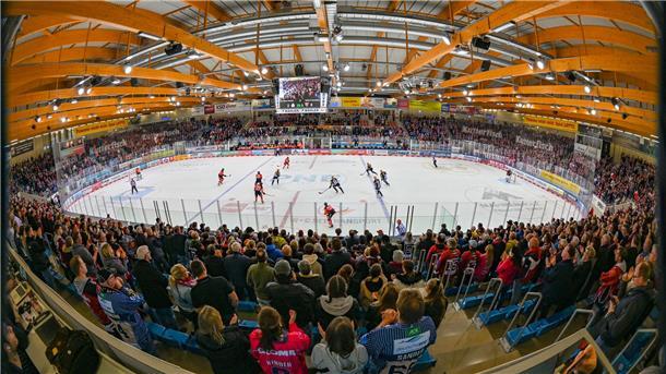Fast ein Jahrzehnt wurde um den Neubau der Eisarena in Bremerhaven gerungen, bis die Halle 2011 eröffnet wurde. Ein Verkleinern der Kapazitäten der benachbarten Stadthalle wäre für den Basketball und den Tanzsport in Bremerhaven ähnlich fatal.