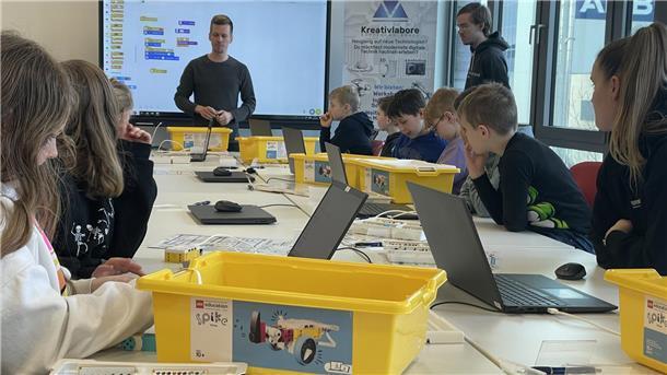 Auto, Helikopter und Musik-Box: Kinder tüfteln im Nordenhamer Kreativlabor Gruppe