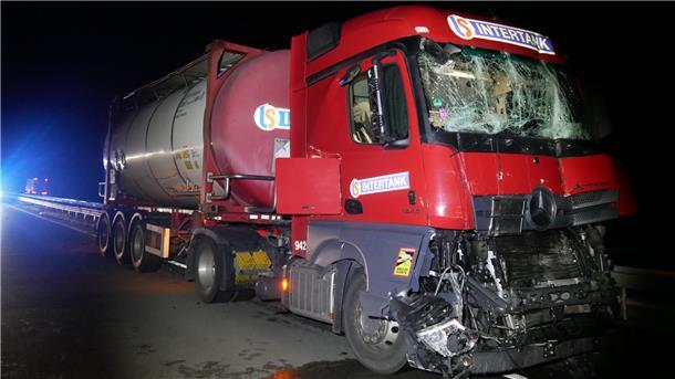 Fast ungebremst ist der Sattelzug in das Stauende auf der A1 gerast. Bei dem Unfall zog sich der Fahrer schwere Verletzungen zu.