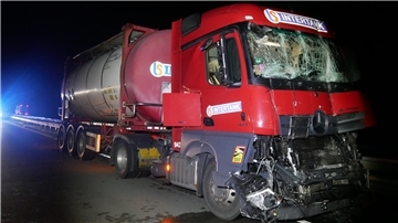 Fast ungebremst ist der Sattelzug in das Stauende auf der A1 gerast. Bei dem Unfall zog sich der Fahrer schwere Verletzungen zu.