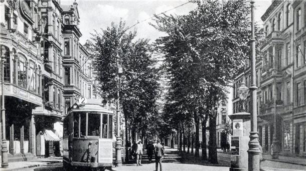 Fast wie die berühmte Flanierstraße "Rambla" in Barcelona: Die Lloydstraße in Bremerhaven um 1912 bis 1920. Hier machte das Bummeln Spaß - und selbst die Straßenbahn störte nicht.