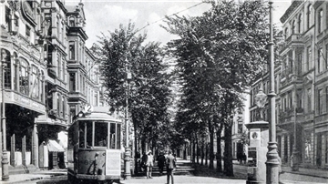 Fast wie die berühmte Flanierstraße "Rambla" in Barcelona: Die Lloydstraße in Bremerhaven um 1912 bis 1920. Hier machte das Bummeln Spaß - und selbst die Straßenbahn störte nicht.