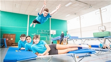 Fast wie Schwerelosigkeit: Die Trampolinspringer bereiten sich auf die bevorstehende Küstenturnshow in der Stadthalle vor.