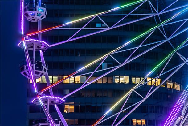Faszination Riesenrad bei Nacht.