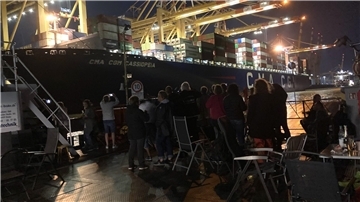 Fasziniert waren alle von den riesigen Container-Schiffen. 