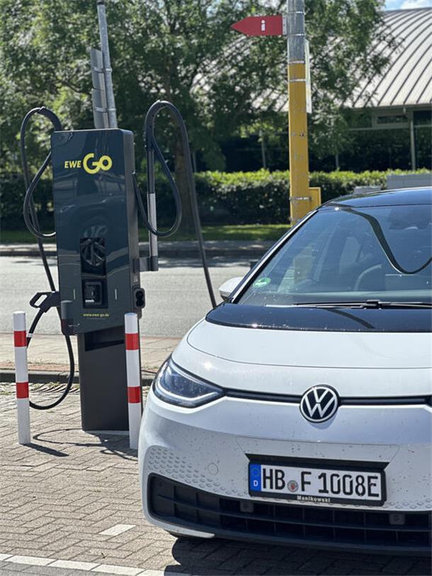 Drei neue Schnellladesäulen für E-Autos im Fischereihafen.