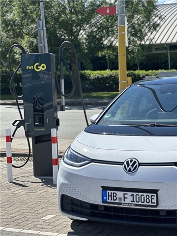 Drei neue Schnellladesäulen für E-Autos im Fischereihafen.