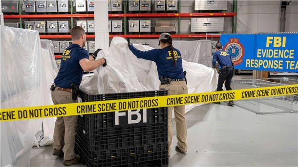 Weißes Haus: „Keine Aliens“ am Himmel über Nordamerika FBI-Spezialagenten begutachten das Material, das vom vor der Küste von South Carolina geborgenen Höhenballon stammt.
