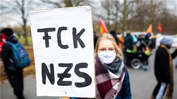 Kommunen unterstützen Demos und warnen vor extremen Parteien „Fck Nzs“ steht auf einem Plakat einer Demonstrantin geschrieben bei einer Demonstration vom „Bündnis gegen Rechts Braunschweig“.