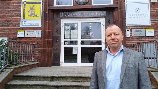 FDP-Bundestagskandidat Günter Wichert vor der Gorch-Fock-Grundschule in Cuxhaven.