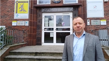 FDP-Bundestagskandidat Günter Wichert vor der Gorch-Fock-Grundschule in Cuxhaven.